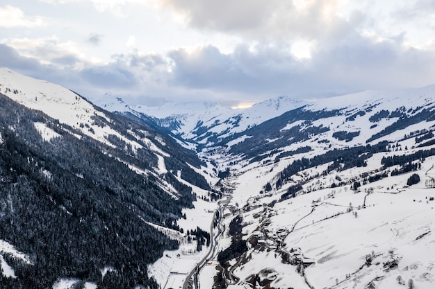 Vista aérea de los picos de las montañas cubiertas de nieve durante el día