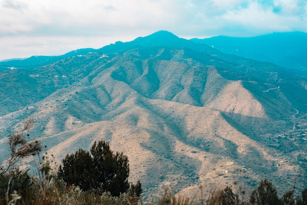 Vista aérea del pintoresco paisaje de montaña