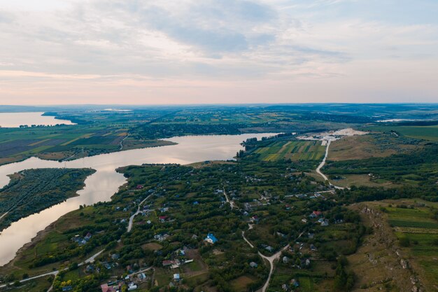 Vista aérea del pintoresco paisaje de tierra