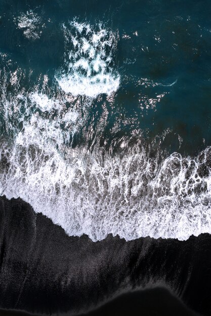 Vista aérea de la playa de arena negra