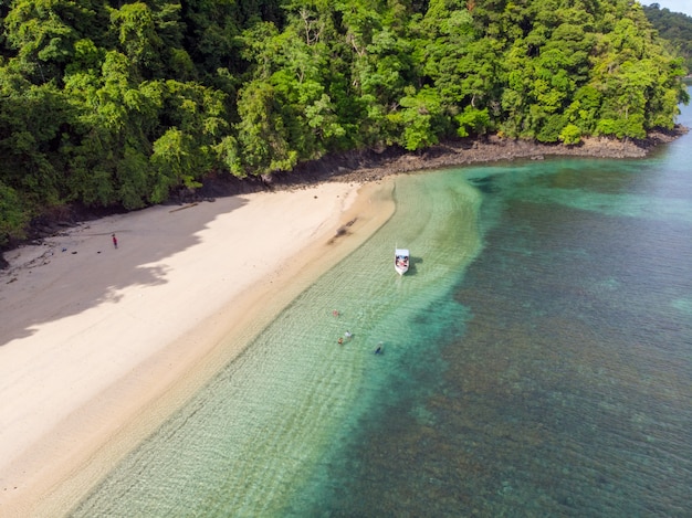 Vista aérea de la playa bañada por el agua del océano azul en Indonesia