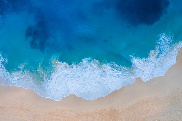 Vista aérea de la playa de Kelingking en la isla de Nusa Penida, Bali en Indonesia