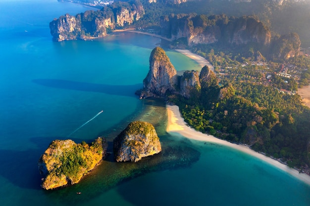 Vista aérea de la playa de Railay en Krabi, Tailandia.