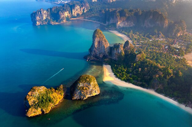 Vista aérea de la playa de Railay en Krabi, Tailandia.