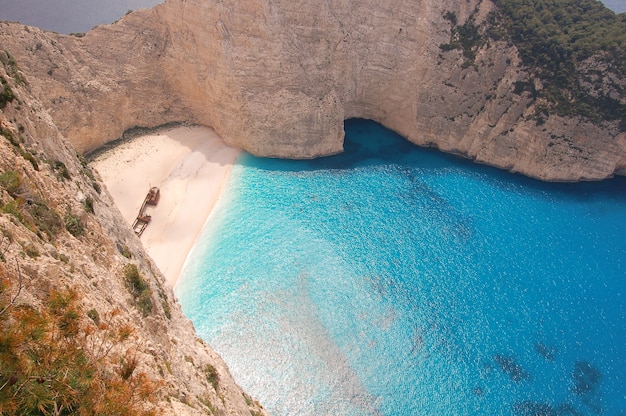 Foto gratuita vista aérea de una playa vacía y la orilla del mar