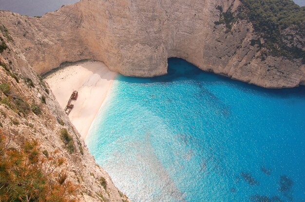 Vista aérea de una playa vacía y la orilla del mar