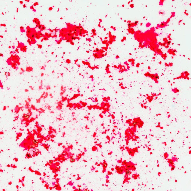 Una vista aérea de polvo de color rojo sobre fondo blanco