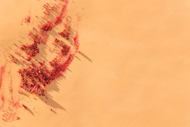 Una vista aérea del polvo cosmético triturado sobre fondo coloreado