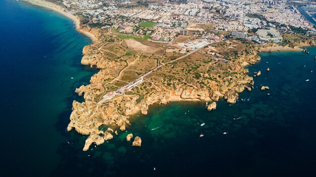 Vista aérea de Ponta da Piedade en Lagos, Algarve, costa de Portugal
