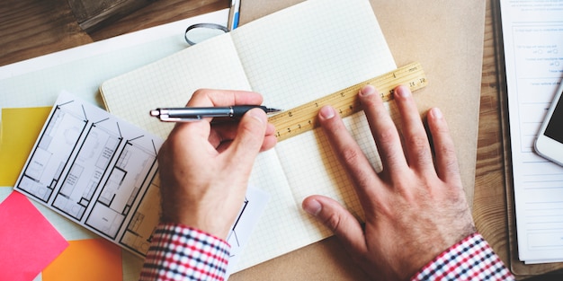 Vista aérea de primer plano de manos de arquitectura trabajando con diseño de plan