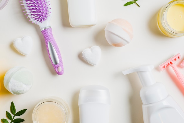 Una vista aérea de productos cosméticos con cepillo para el cabello y maquinilla de afeitar.