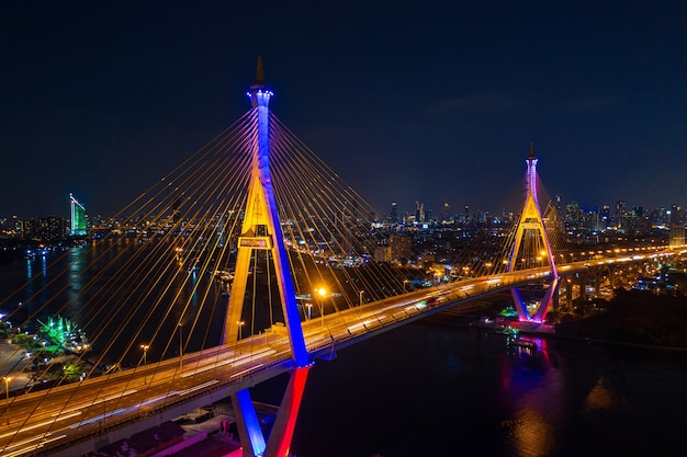 Vista aérea del puente colgante Industry Ring por la noche en Bangkok, Tailandia.