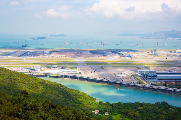 Vista aérea del puente de la isla de Lantau y el océano en Hong Kong en un ambiente veraniego