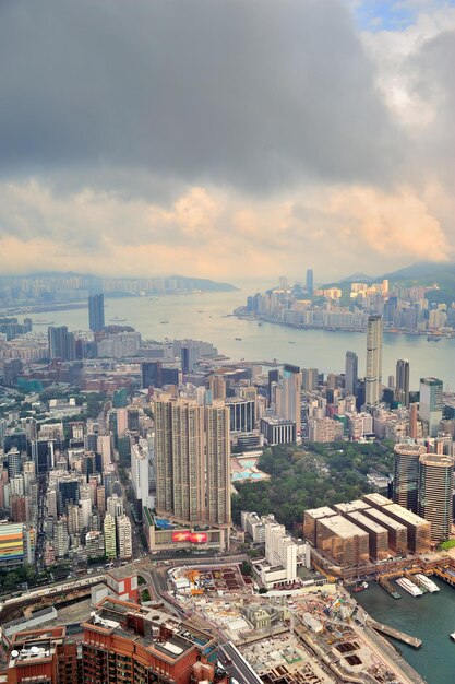 Vista aérea del puerto Victoria y horizonte en Hong Kong con rascacielos urbanos.