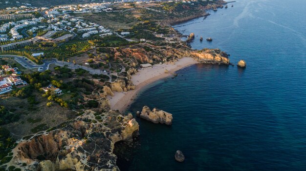 Vista aérea de la puesta de sol de la playa de Sao Rafael, costa del Algarve, Portugal. Concepto de playa por encima de Portugal. Vacaciones de verano