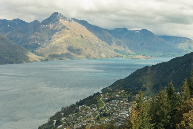 Vista aérea de Queenstown en la Isla Sur, Nueva Zelanda. Paisaje urbano y paisaje de Queenstown con el lago Wakatipu de la parte superior, Nueva Zelanda, isla del sur.