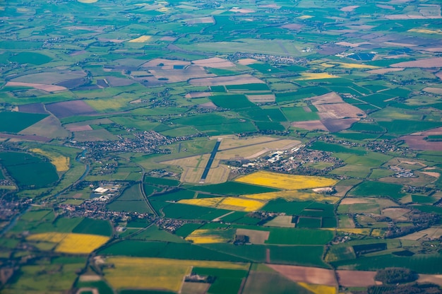 Foto gratuita vista aérea de raf benson, oxfordshire y la campiña circundante
