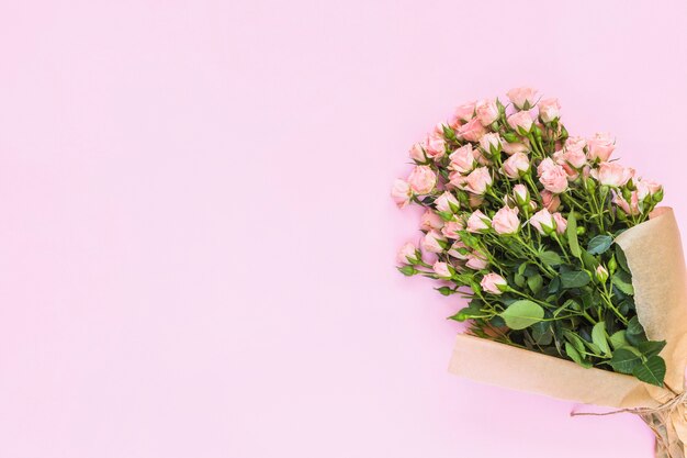 Una vista aérea del ramo de flores de color rosa sobre fondo rosa