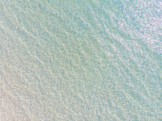 Vista aérea de la reflexión del agua de mar y océano con luz solar.