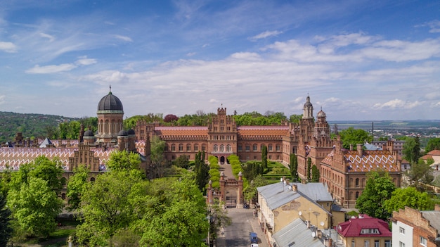 Vista aérea de la residencia de metropolitanos bucovinios y dálmatas. Universidad Nacional de Chernivtsi. Chernivtsi, destino turístico del oeste de Ucrania.