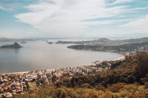 Foto gratuita vista aérea de río en la orilla del mar