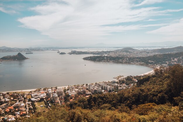 Vista aérea de Río en la orilla del mar