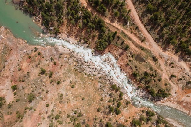 Vista aérea del río, piedras, bosque