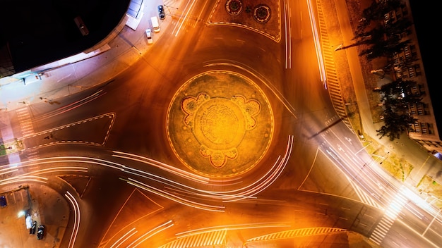 Vista aérea de la rotonda de la calle por la noche