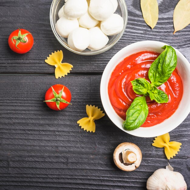 Una vista aérea de la salsa de tomate con mozzarella; pastas; champiñones y ajo