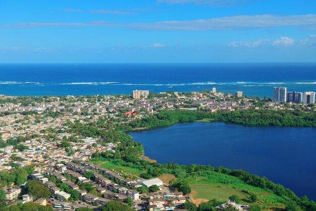 Vista aérea de San Juan con cielo azul y mar. Puerto Rico.