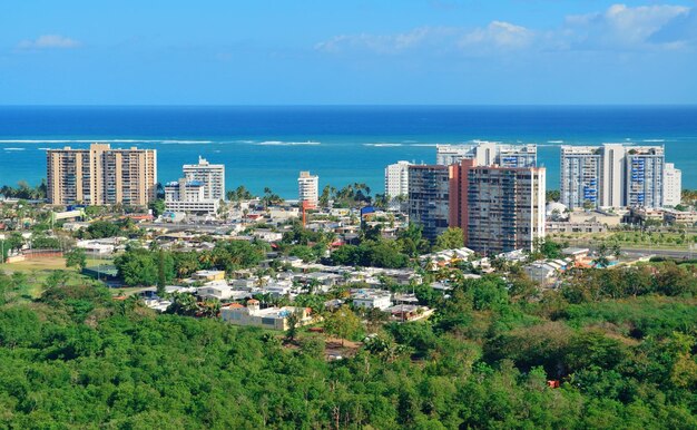 Vista aérea de San Juan con cielo azul y mar. Puerto Rico.