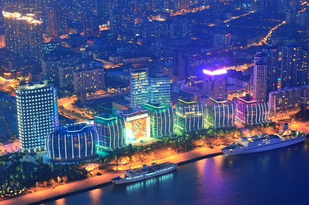 Vista aérea de Shanghai con arquitectura urbana al atardecer