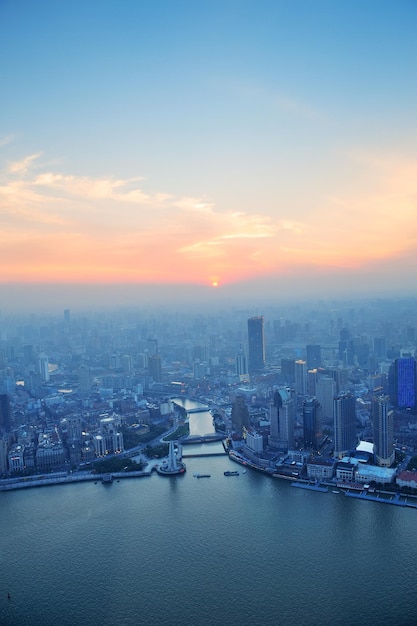 Vista aérea de Shanghai con arquitectura urbana y puesta de sol