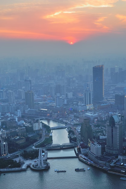 Vista aérea de Shanghai con arquitectura urbana y puesta de sol