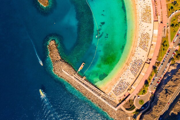 Vista aérea superior de la costa de la isla de Gran Canaria en España