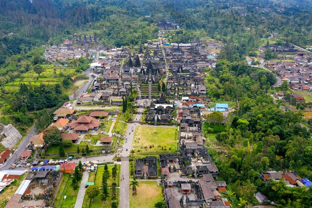 Vista aérea del templo Besakih en Bali, Indonesia