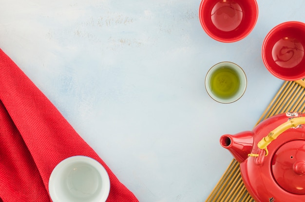 Una vista aérea de tetera china y tazas de té sobre fondo blanco