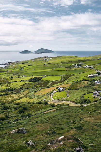 Vista aérea de la tierra cuesta abajo de Ring of Kerry Farraniaragh