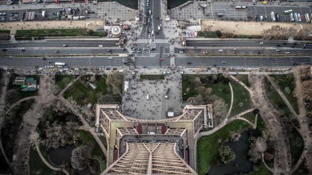 Vista aérea de la torre Eiffel durante el día con muchos autos