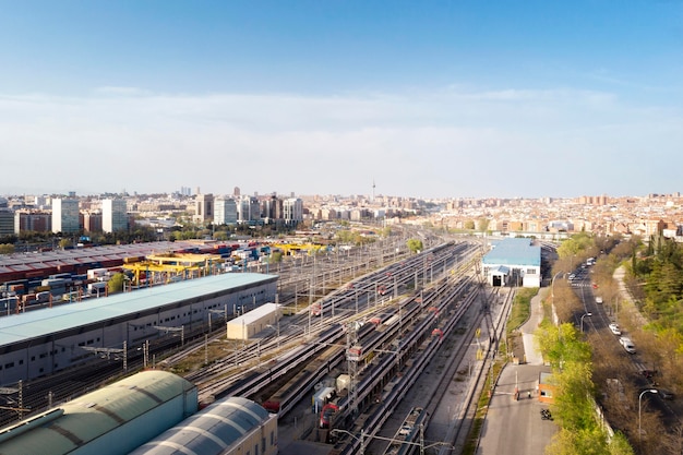 Vista aérea de trenes y ferrocarriles.