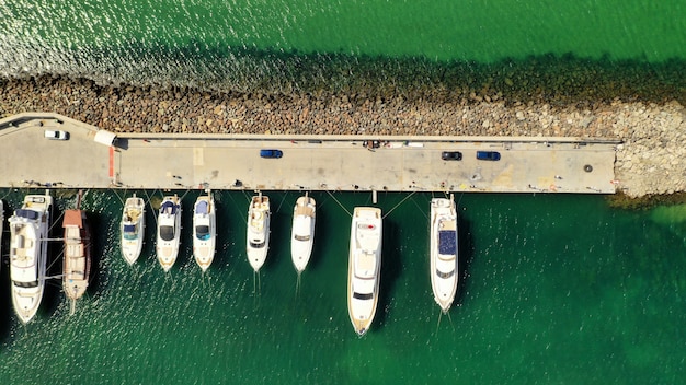 Foto gratuita vista aérea de varios tipos de barcos atracados cerca de la costa en el mar