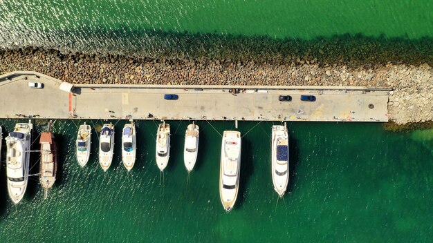 Vista aérea de varios tipos de barcos atracados cerca de la costa en el mar