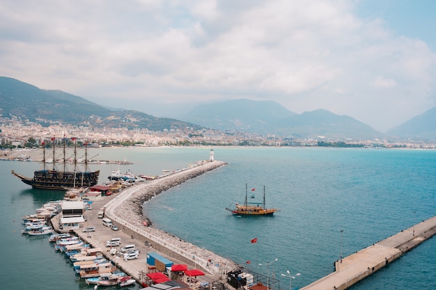 Foto gratuita vista aérea de veleros en la bahía de la costa mediterránea