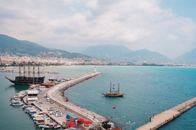 Vista aérea de veleros en la bahía de la costa mediterránea