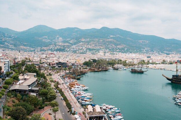 Vista aérea de veleros en la bahía de la costa mediterránea