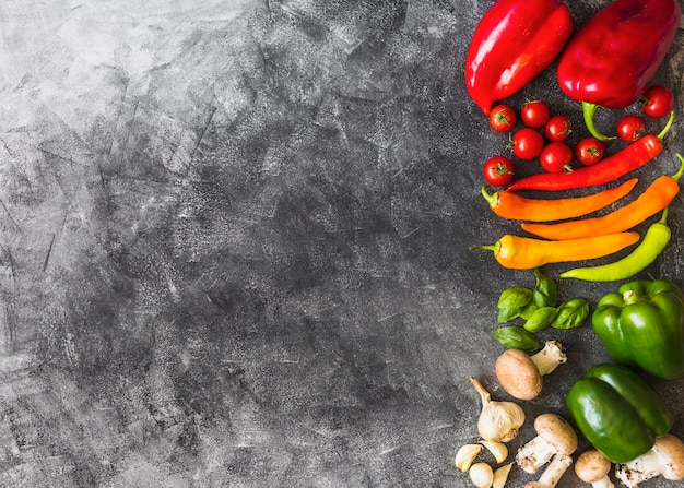 Foto gratuita una vista aérea de verduras coloridas sobre fondo grunge