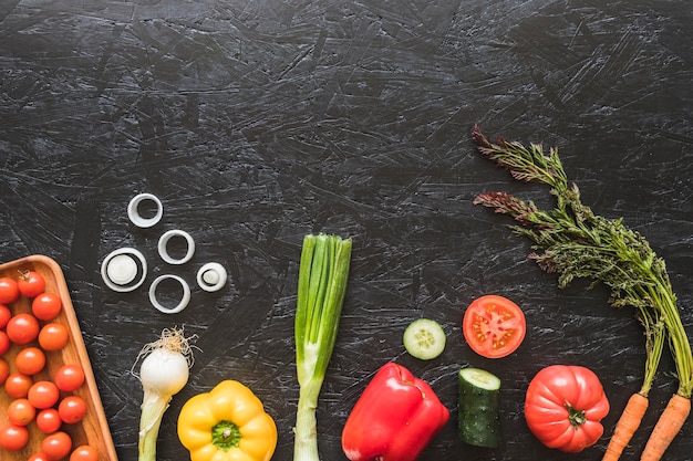 Una vista aérea de verduras frescas en el mostrador de la cocina