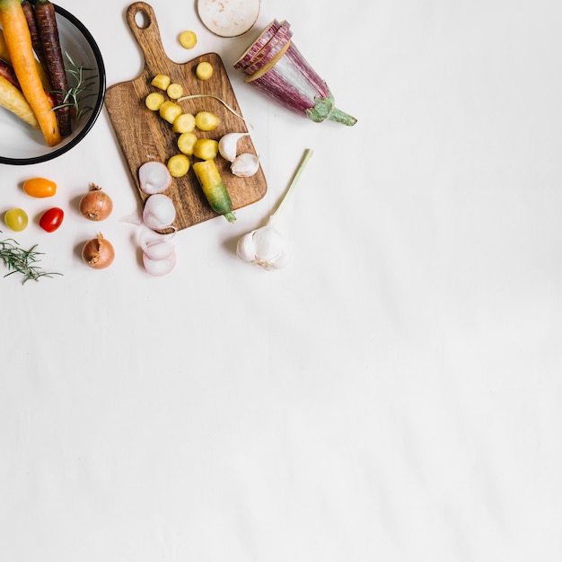 Una vista aérea de verduras frescas sobre fondo blanco