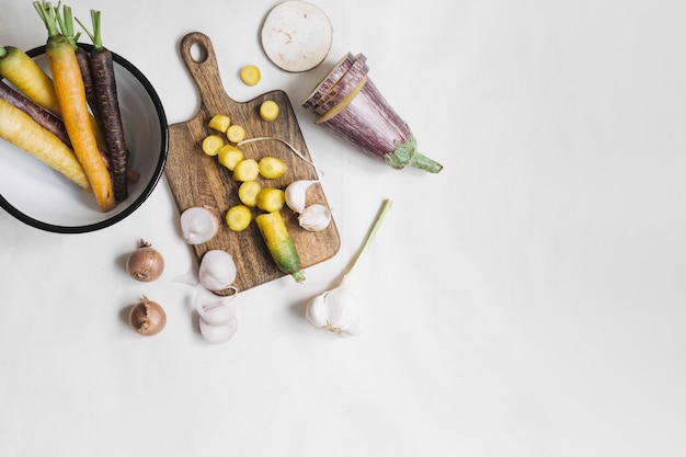 Una vista aérea de verduras sobre fondo blanco