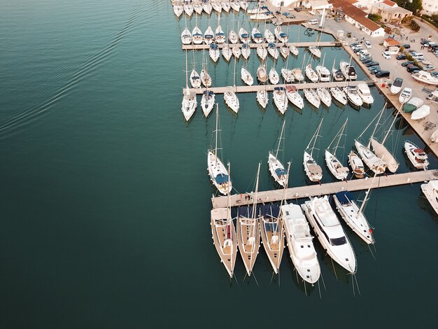 Vista aérea, yates de vela, yates a motor y catamaranes, Croacia